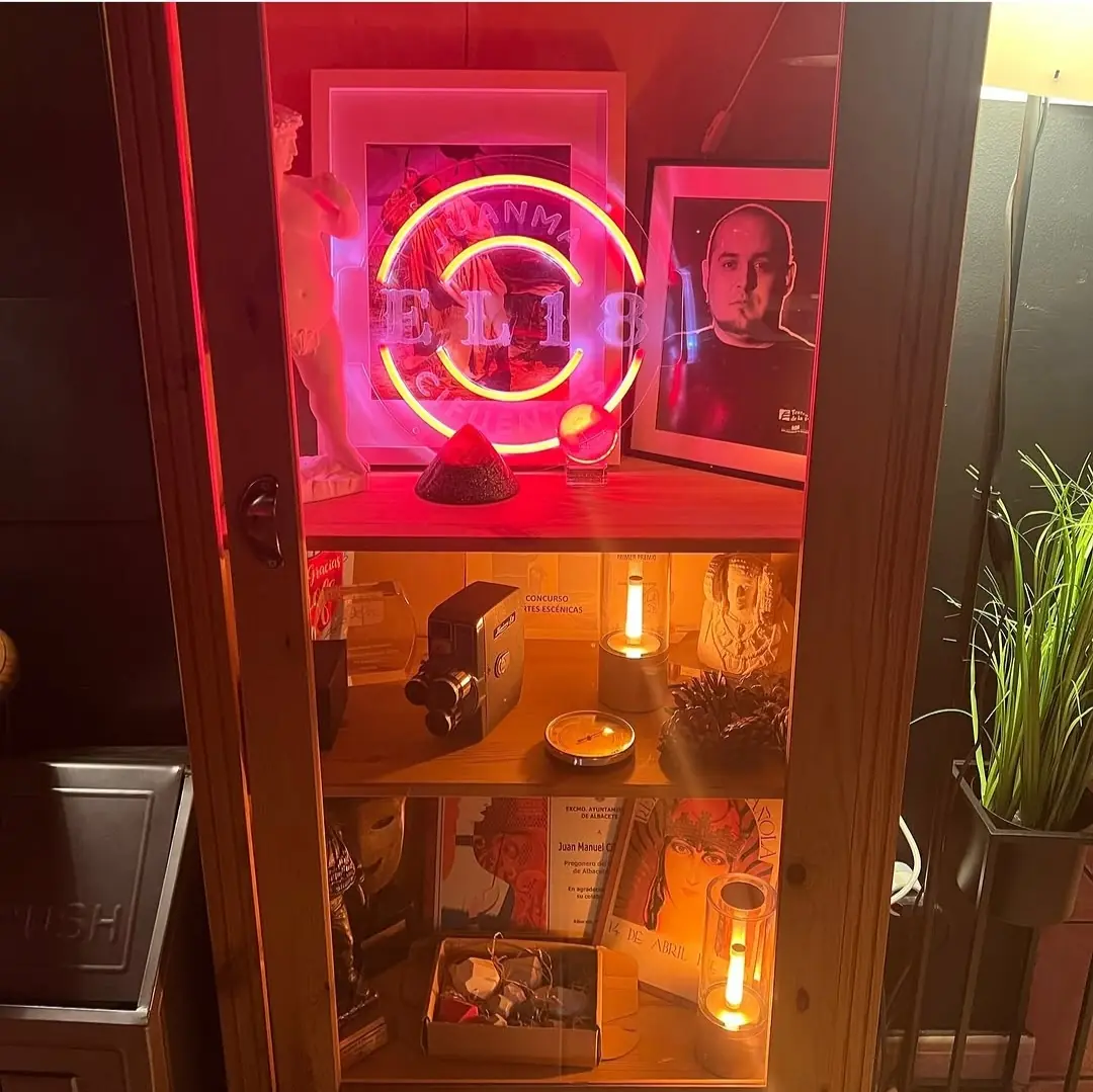 Interior de El18, con el neón de la sala