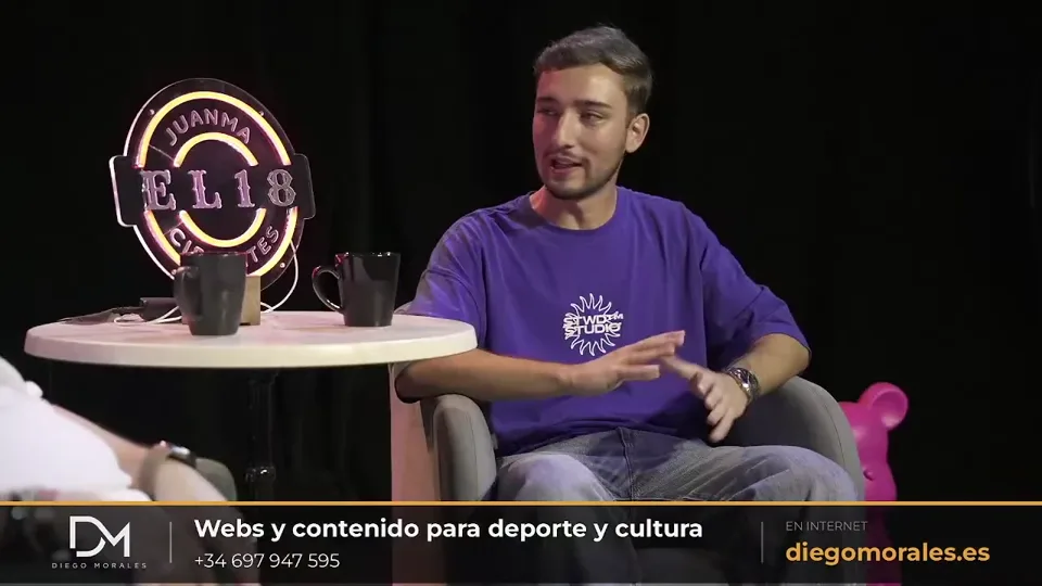 Diego Morales en el programa #1 con un rótulo de patrocinador abajo